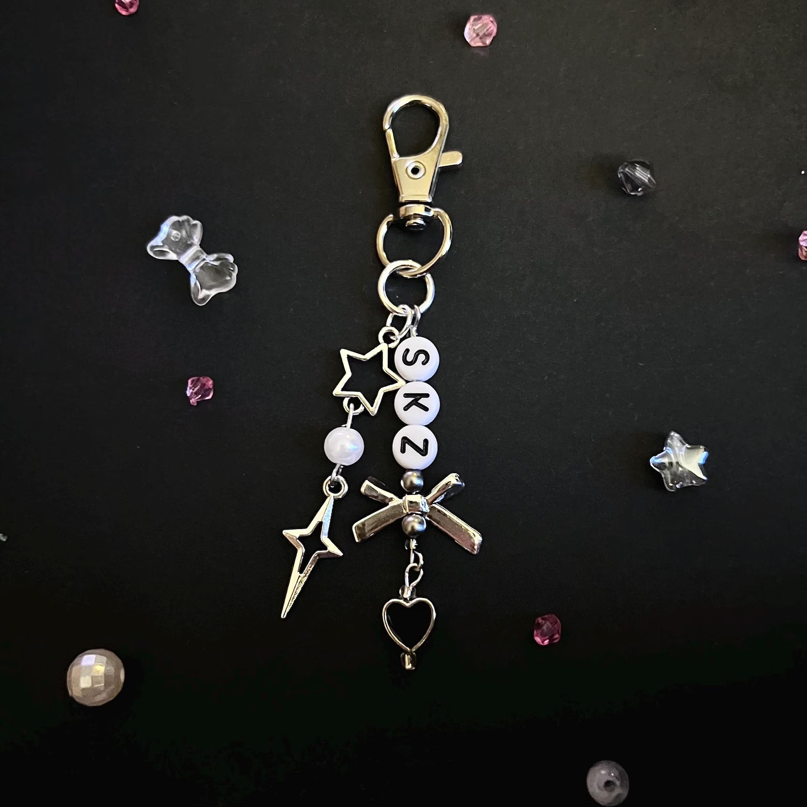 Phone Accessories Ideas - SKZ Stay Kpop ビーズキーホルダー/キーリング | コンサートアクセサリー、ジュエリー、ギフトアイデア、電話ケースチャーム