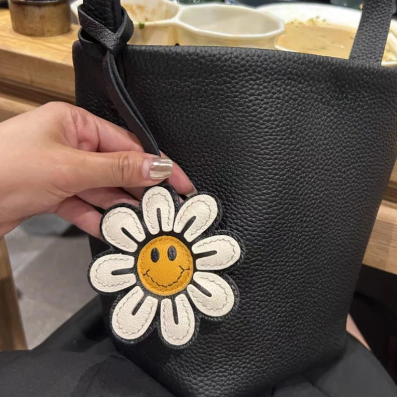 Phone Accessories Ideas - 1個のひまわりの楽しい顔の花のキーホルダー、フェイクレザーの車のアクセサリー、バッグや電話用のファッショナブルな装飾、ギフトアイデア
